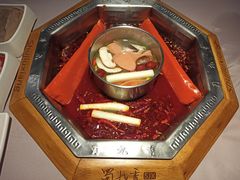 带有鱼头的鸳鸯锅底-蜀九香火锅(九眼桥店)