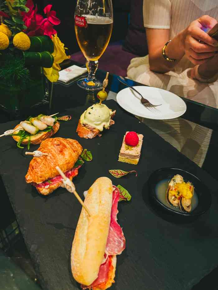 国贸大酒店的一层坐电梯直达80层的云端酒廊餐厅随意点一些主菜或沙拉