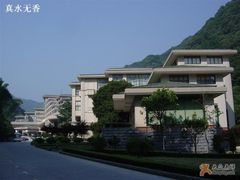 度假村的主楼-天明山温泉大酒店