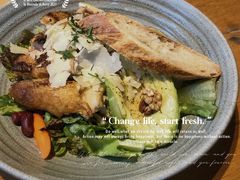 烤有机鸡肉牛油果沙拉-The Diner X餐厅(青岛万象城店)