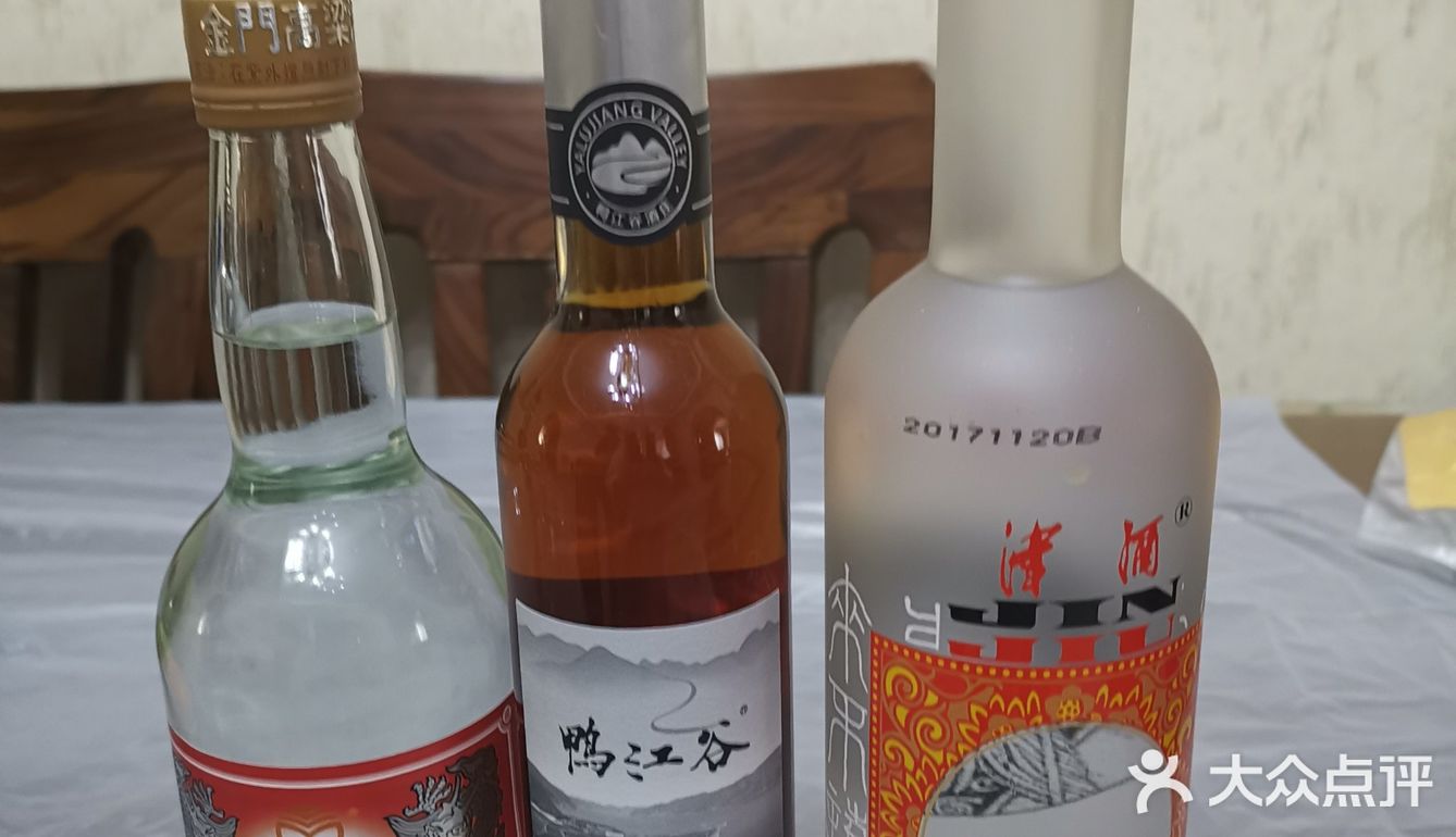 今日菜谱 香酥鲫鱼 备料 鲫鱼，香葱，姜片，蒜