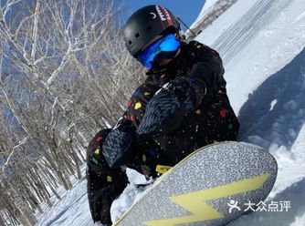 原来这么小的宝宝滑雪可以这么厉害