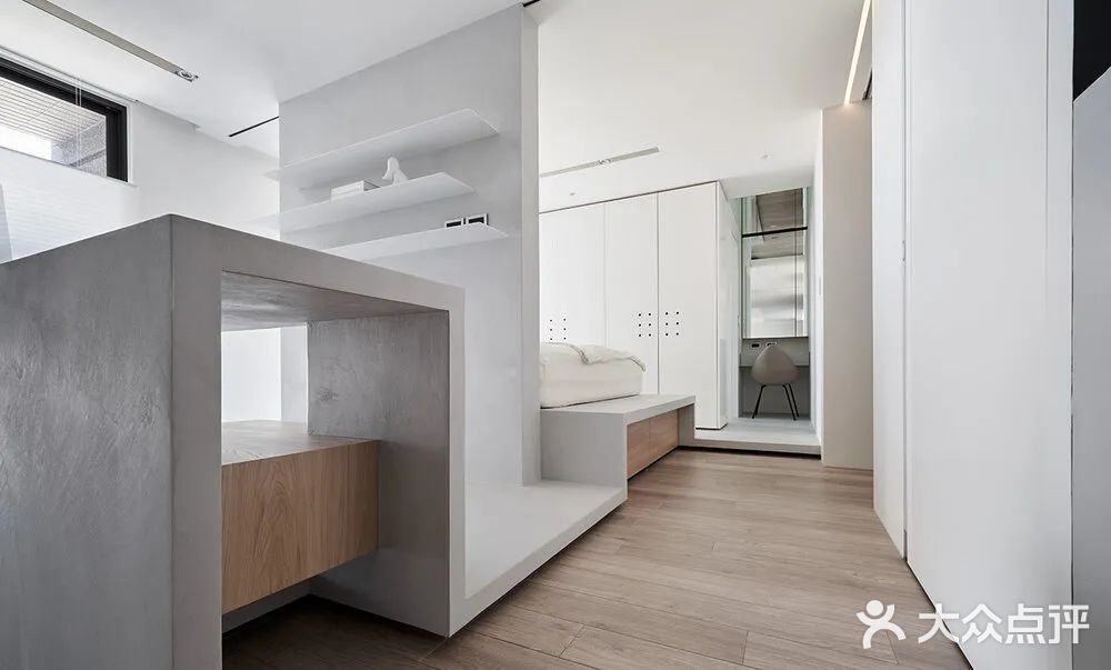 仅需要一间卧室，所以设计师在格局上做了很大改变