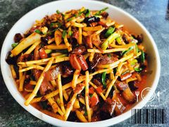 折耳根炒腊肉-泉味道贵州厨房(三里河店)