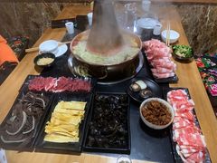 -果松木炭酸菜铜火锅·外婆参鸡汤