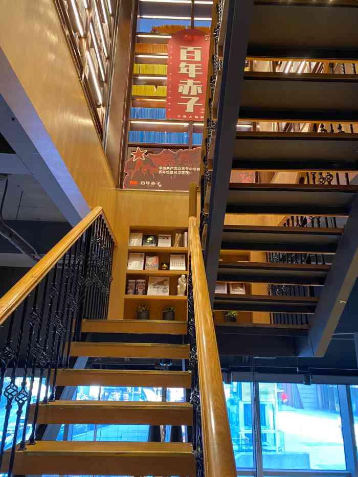 建投书局(浦江店)-"在北外滩,算是我目前在上海去过的最好的书.