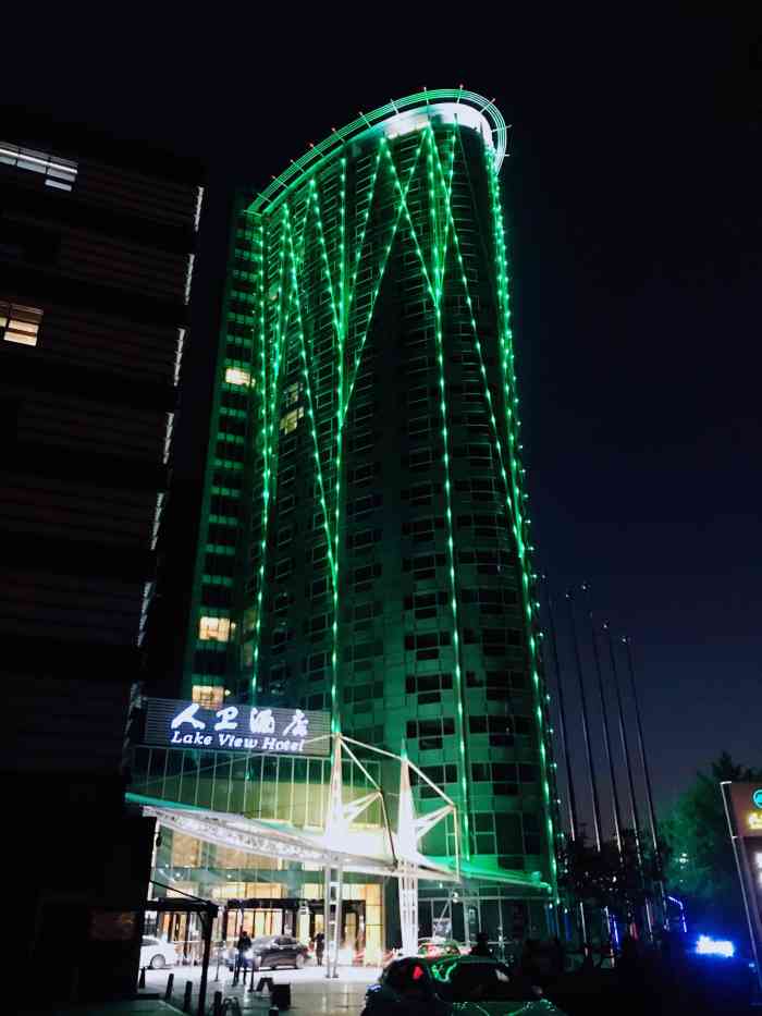 打分 【零星赏花】 天很蓝风很大,人卫大厦这颗什么树亮了,随着秋风