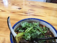 特色红烧牛肉酸辣粉-胖胖板凳面
