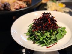 炝油黑皮油鸡枞拌麦瓜尖-泓0871臻选云南菜·味庄