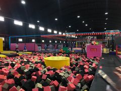 -嘿哟动霸CHUA·新潮玩运动娱乐中心·蹦床滑冰团建乐园