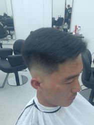 -一家只做男发烫染的店