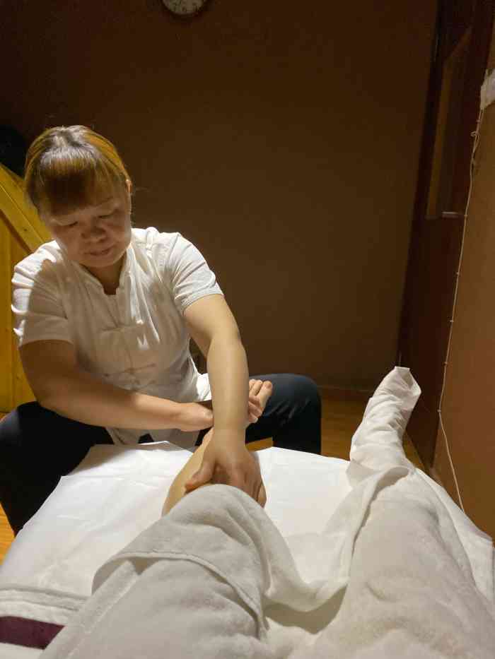 进店立刻安排房间开空调换裤子倒水换拖鞋,安排的技师阿姨人很好,会问