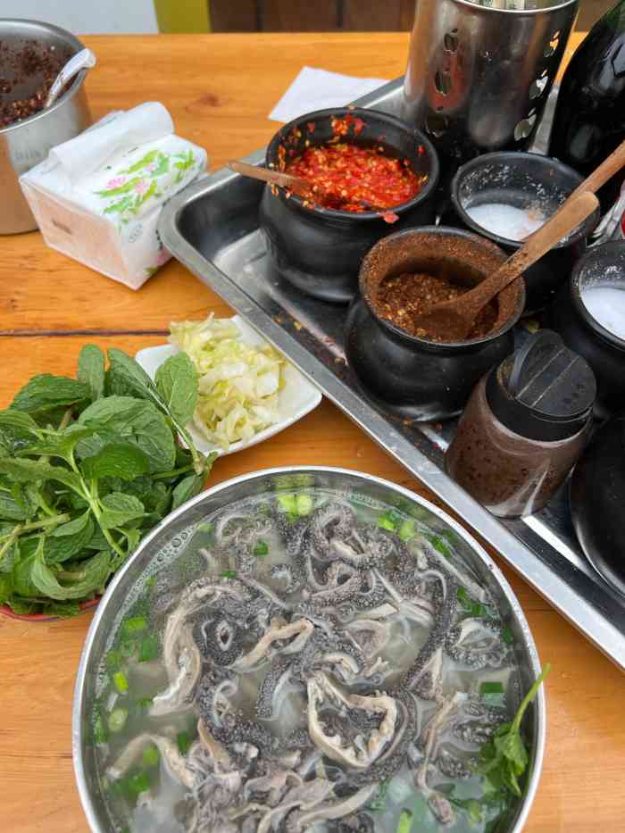 攀枝花任德琼盐边羊肉米线-"周六早上小雨的阴天… 店里客人依旧络绎