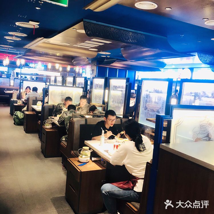 探店黑珍珠,火锅排队王名副其实