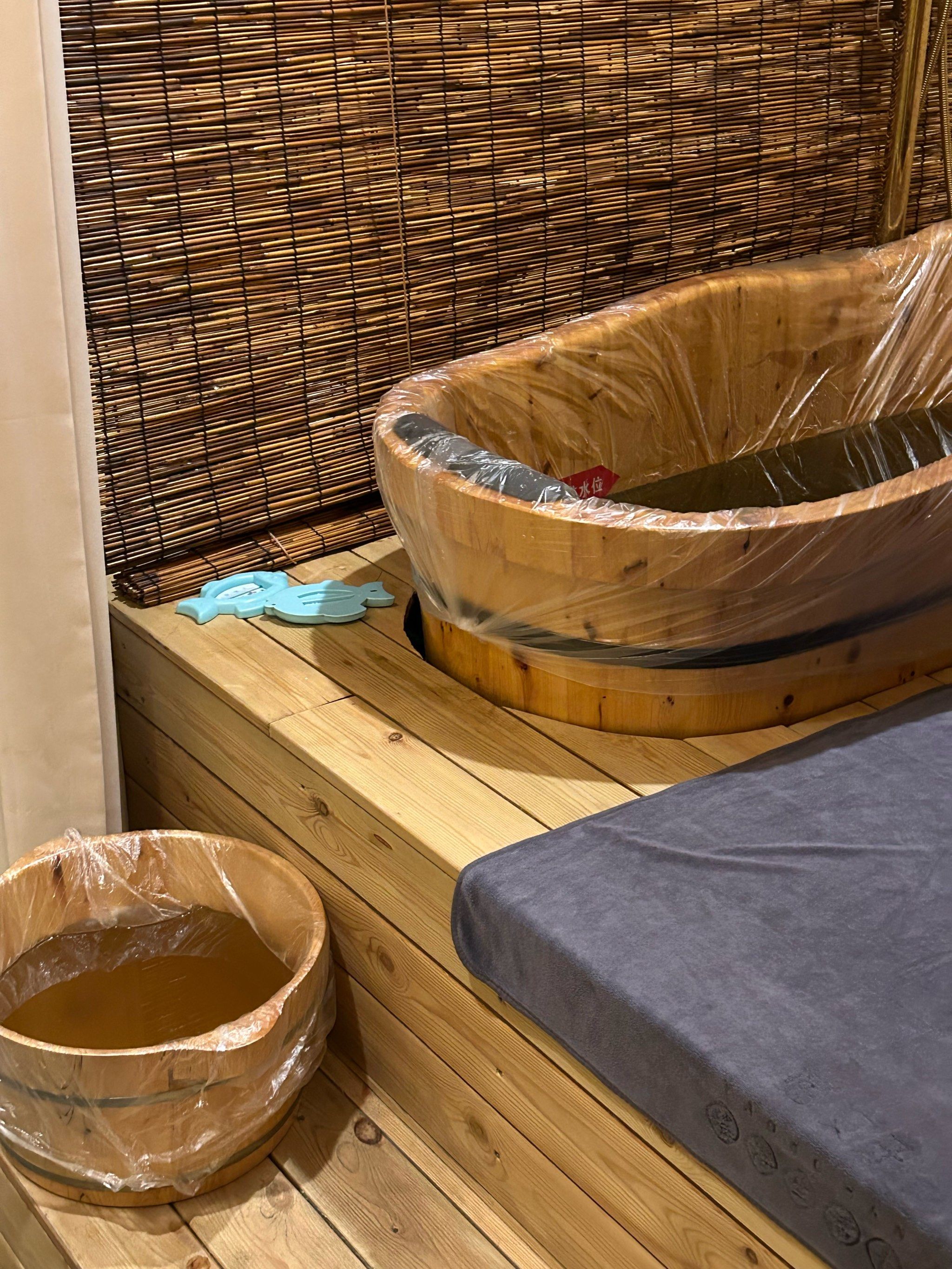 传承千年的智慧,将草药与温泉完美融合,为您带来一场奢华的沐浴盛宴