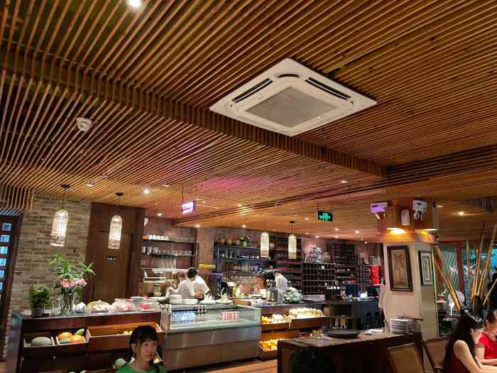 乌布花园餐厅(青山店)-"青山旁,不起眼的门进去却别有洞天,环境非.