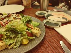 经典凯撒沙拉配香脆火腿-WOLFGANG PUCK KITCHEN & BAR(迪士尼小镇店)