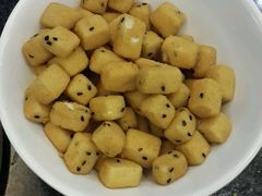 这个依云豆腐是小吃来的，芝麻包着焗的，是很滑，不过味粉之类的味道像即食面的配料包！-新兴·金羊座·粤菜点心(乐峰店)
