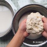 准备食材：面粉，青瓜，油辣子辣椒…