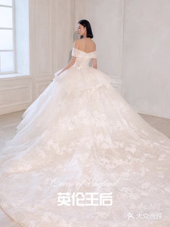 蕾丝的细腻优雅与精致的钉珠交辉相应  赋予婚纱神秘优