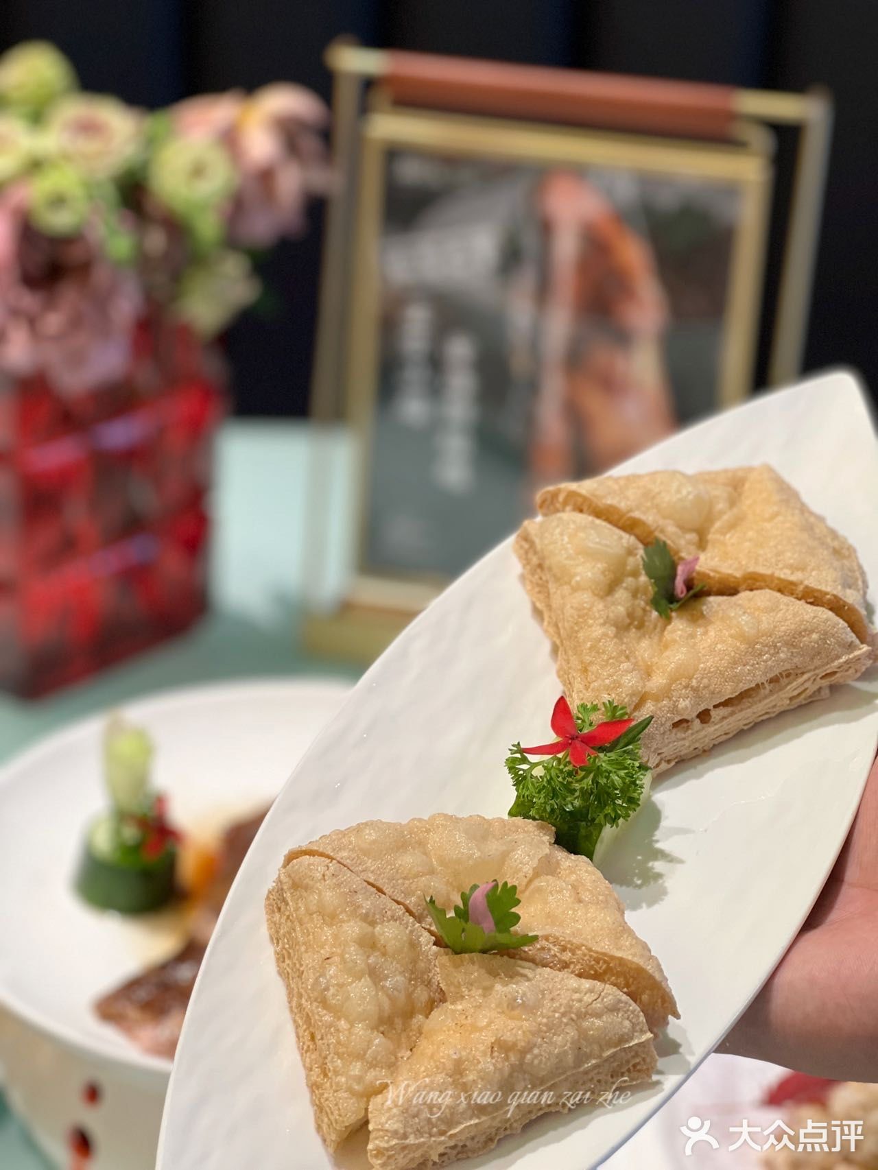 大肠中间夹着大葱蘸上特制酱料一口大满足呀