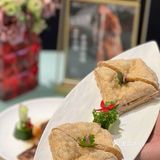 大肠中间夹着大葱蘸上特制酱料一口大满足呀