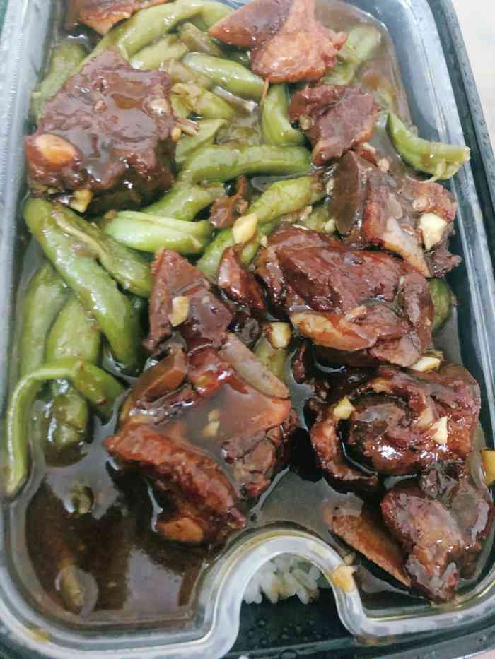 不知道吃啥又点了这家的老饭盒炖肉可能是这名字起的太让我怀念小时候