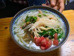 耙肉米线-巍山𤆵肉饵丝