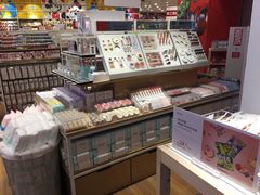 -名创优品(北京新中关购物中心地铁层店)