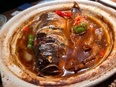 砂锅凤爪焗鱼头-周家二小姐的菜(西津渡店)