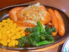 蒜香鸡排配法兰克福烤肠-萨莉亚意式餐厅(莲花国际广场店)
