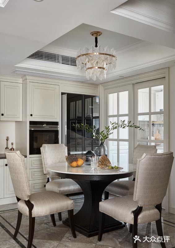 客厅通畅明亮，空间布局井井有条，装饰性的物件不多，但是各有特