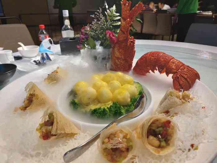 万龙洲海鲜(亚运村店)-"198的双人餐,鲟鱼味道不错,炒饭很大的.