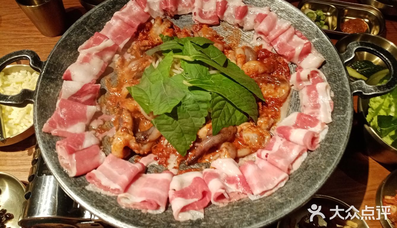 上面撒的粉很香。「铁板章鱼肥牛」铁板章鱼肥牛撒上芝士