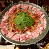 上面撒的粉很香。「铁板章鱼肥牛」铁板章鱼肥牛撒上芝士