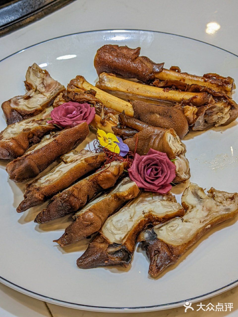 聚餐来这｜烤全羊给我香迷糊了外酥里嫩