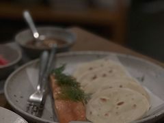 烟熏三文鱼配烤饺子皮和芥末籽酱-BOR Eatery(安福路店)