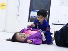 -菠萝格斗巴西柔术训练馆