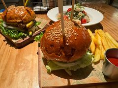 -三勾JJJ Burger&Coffee(梅溪湖店)