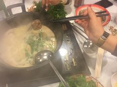 -鲜入围煮花胶鸡海鲜火锅