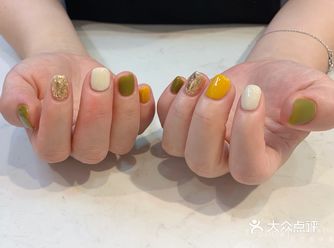 期待已久的秋天终于到了 做个应景的指甲，幸福感瞬间提