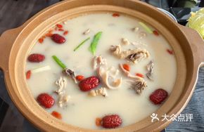 Peppered Pig's Stomach and Chicken Soup
