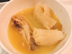 浓厚原只鸡煲花胶汤-鲜入围煮花胶鸡海鲜火锅