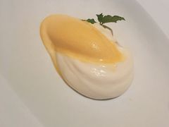 白巧克力配酸奶油热情水果冰霜-AZUR聚(香格里拉饭店)