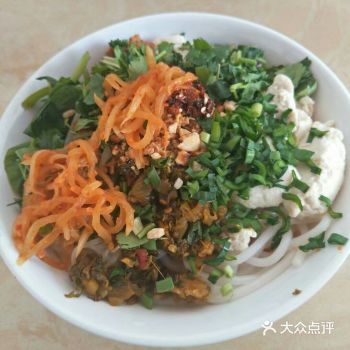 家乡的特色豆花米干 有点像卷粉又不是卷粉，更有韧性