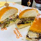 无意间经过一家汉堡店🍔味道不错，环境也可以