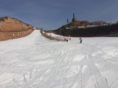 -采薇庄园四季滑雪场