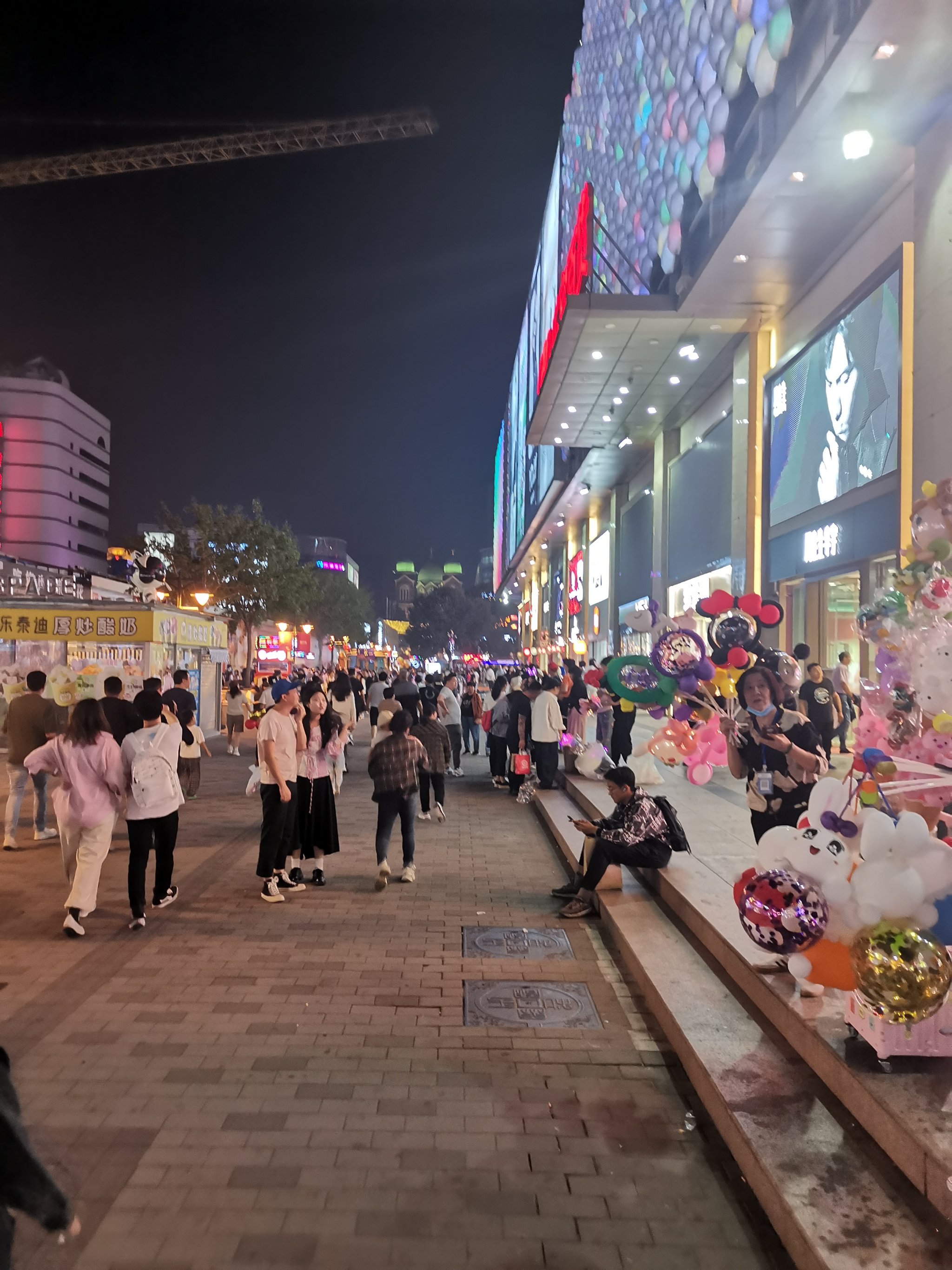 热闹的街景 真实图片