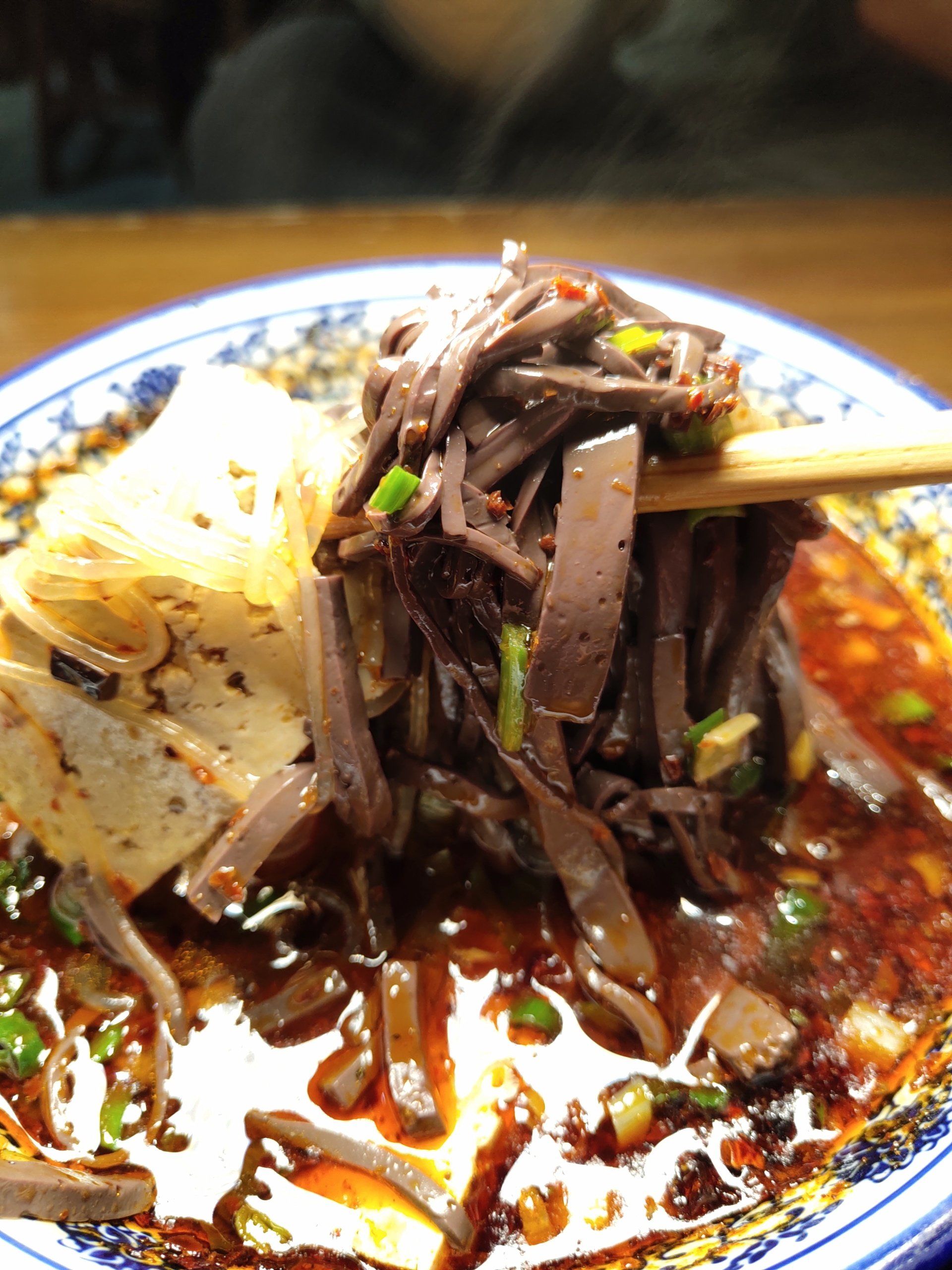 西安人爱吃,游客必吃之:陕西特色小吃粉汤羊血