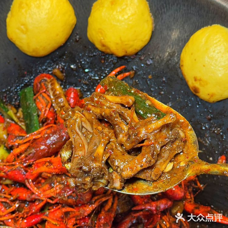 不用长途跋涉，吃到了东北味的铁锅炖